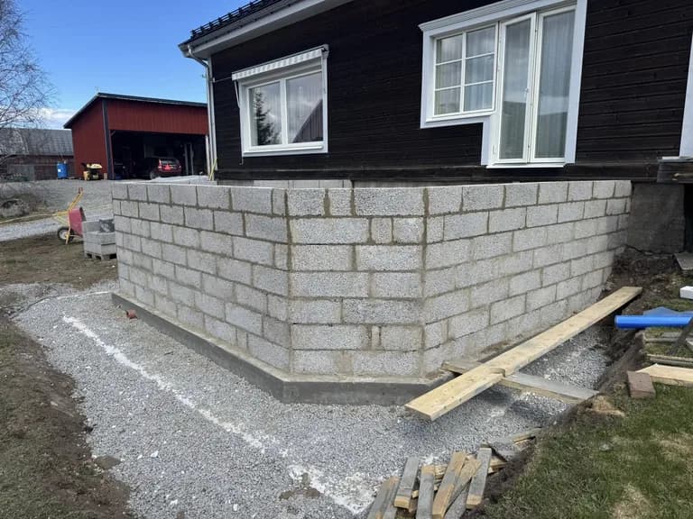 Husgrund med lecablock under uppbyggnad