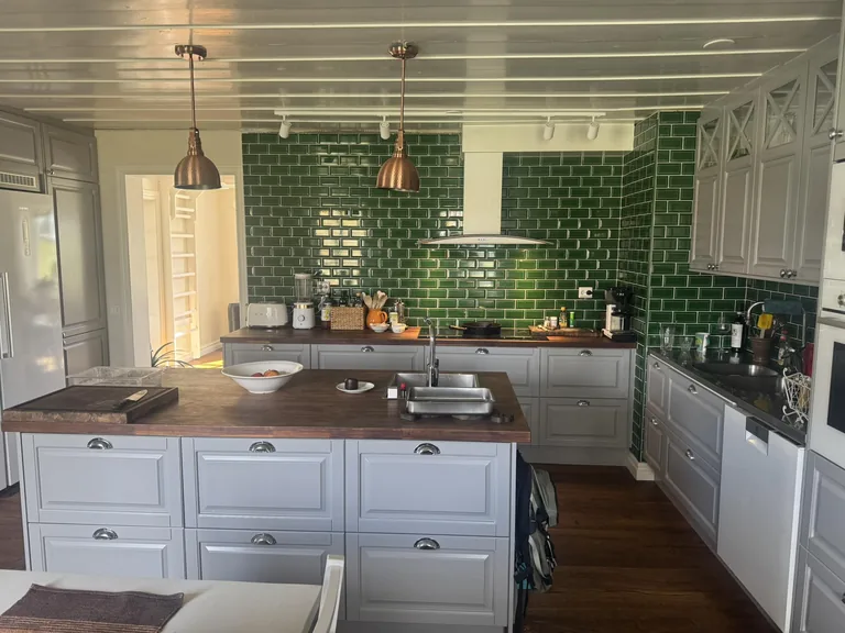 Kök med grönt kakel efter renovering