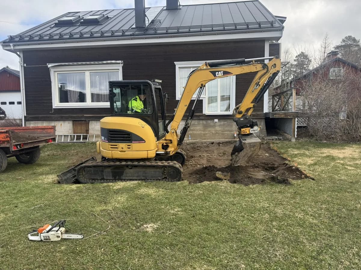 Markarbete med grävmaskin inför husgrund, utfört av Norderö Byggtjänst